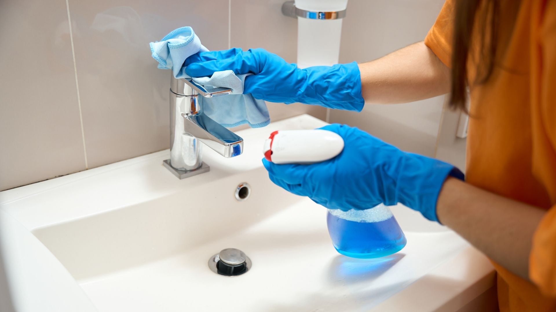 Kayseri banyo temizliğinde lavabo ve armatür temizliği yapan personel